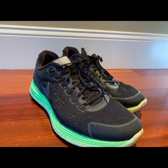 Nike - Picture 2 of 4